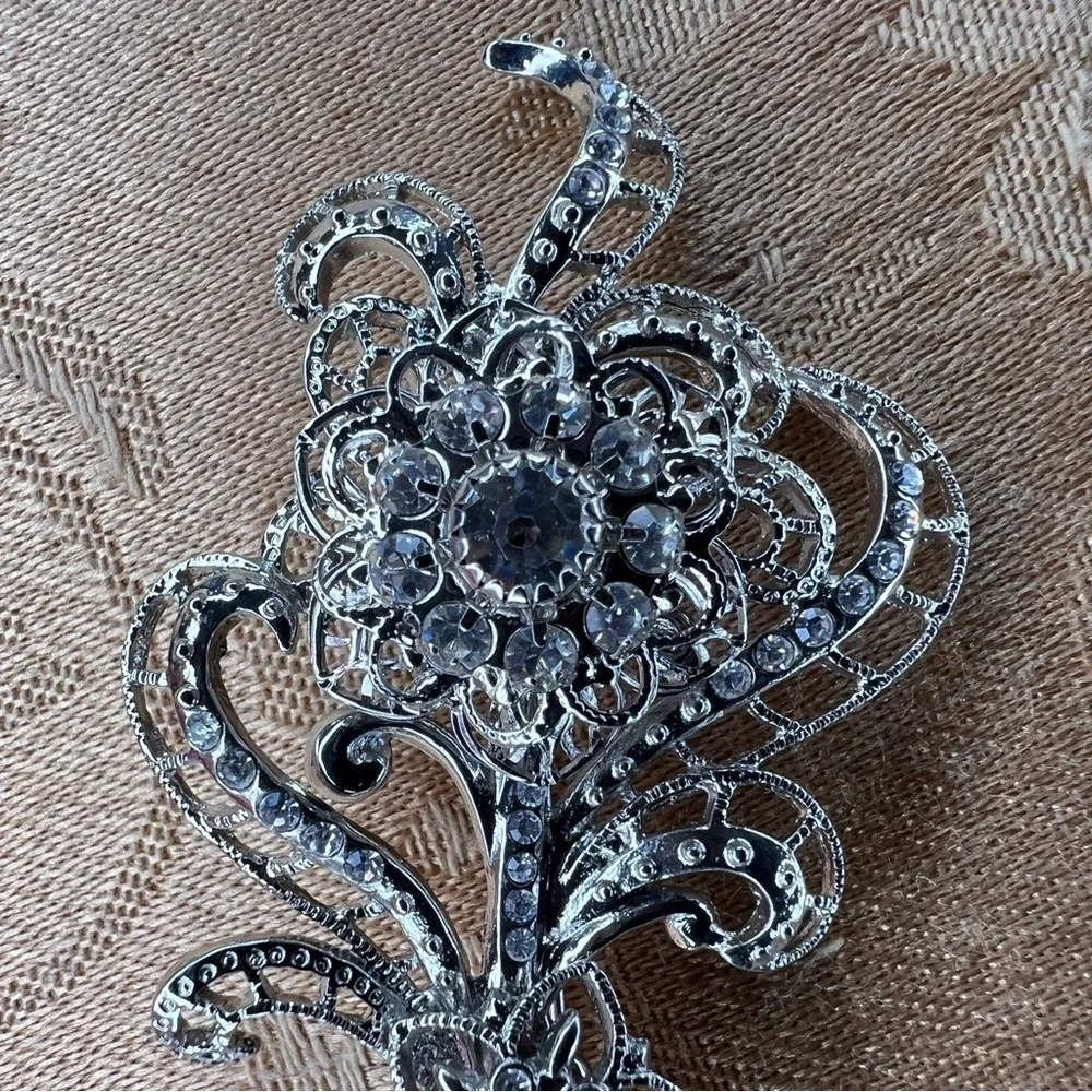 VINTAGE AVON FLORAL SILVER BROOCH PIN RETRO RHINESTONE ACCENT